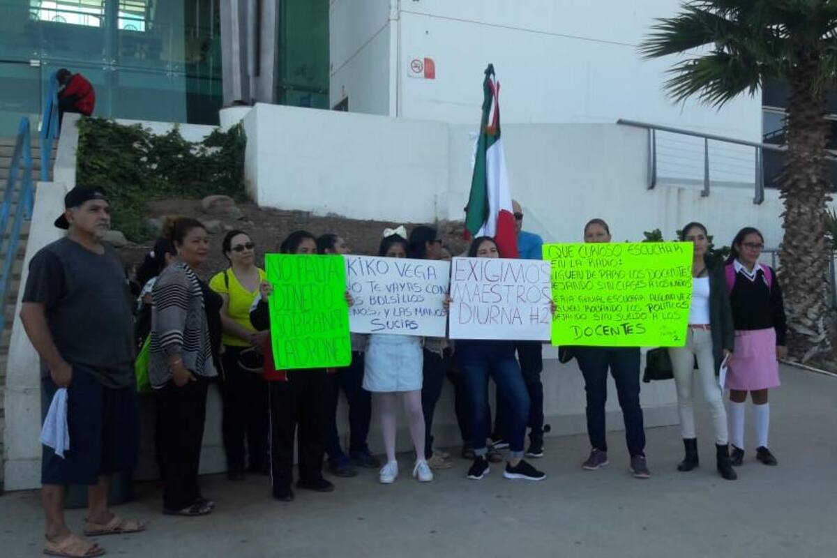 Padres de familia toman escuela y exigen maestros