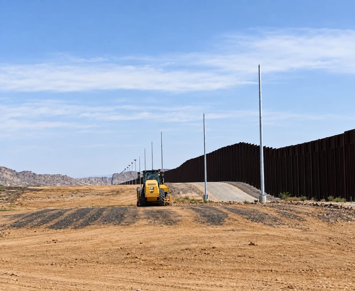La construcción del muro fronterizo es cuestionada por la Nación Tohono O’odham debido a que involucra tierras tribales en la zona fronteriza entre Arizona y México. FOTO: ESPECIAL