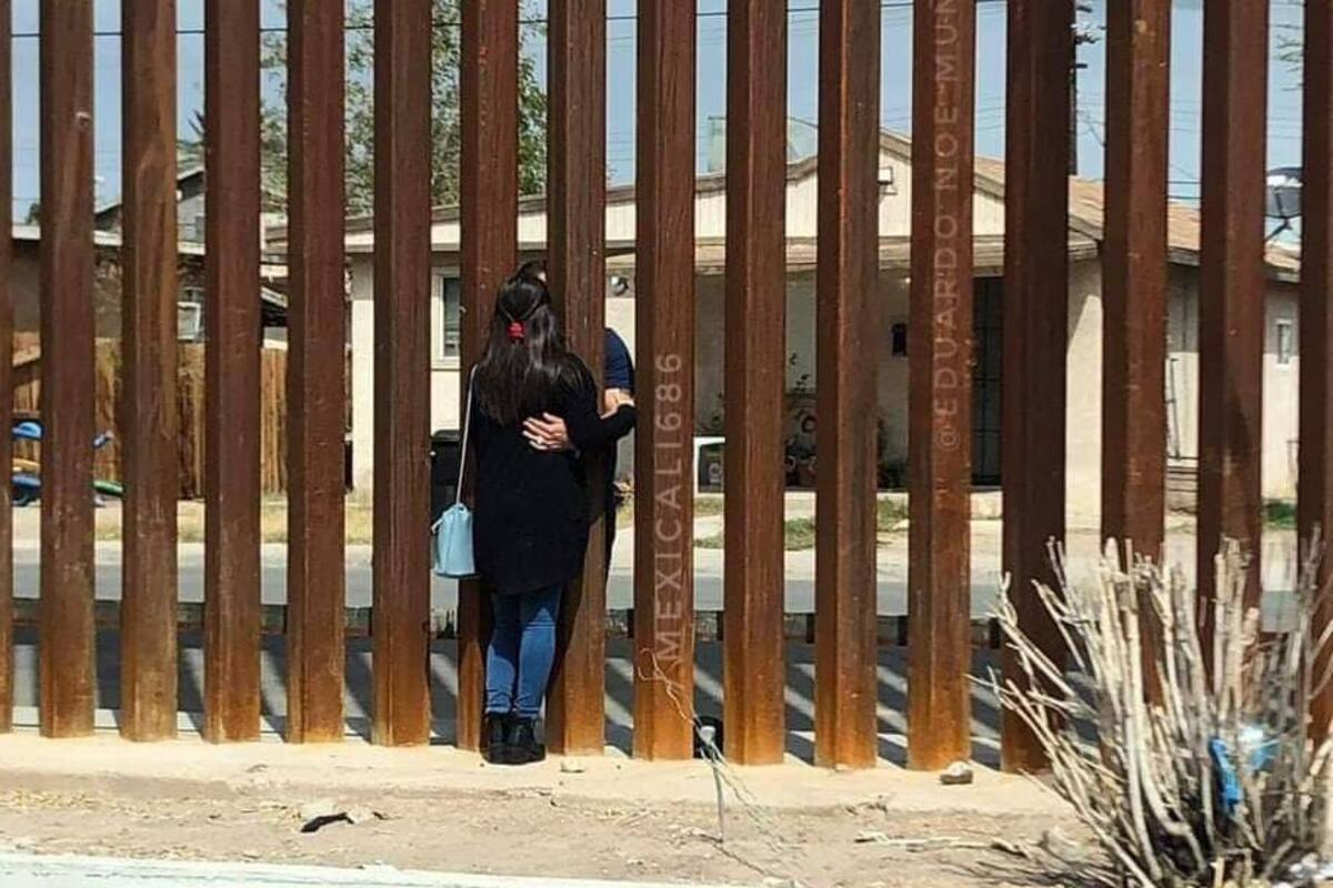 Beso supera fronteras: enamorados se vuelven virales