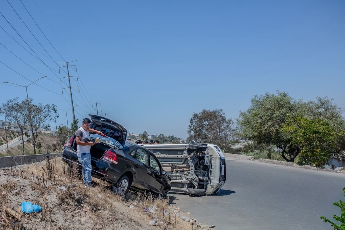 Vuelca automóvil tras choque en el Libramiento Rosas Magallón rumbo a Playas de Tijuana