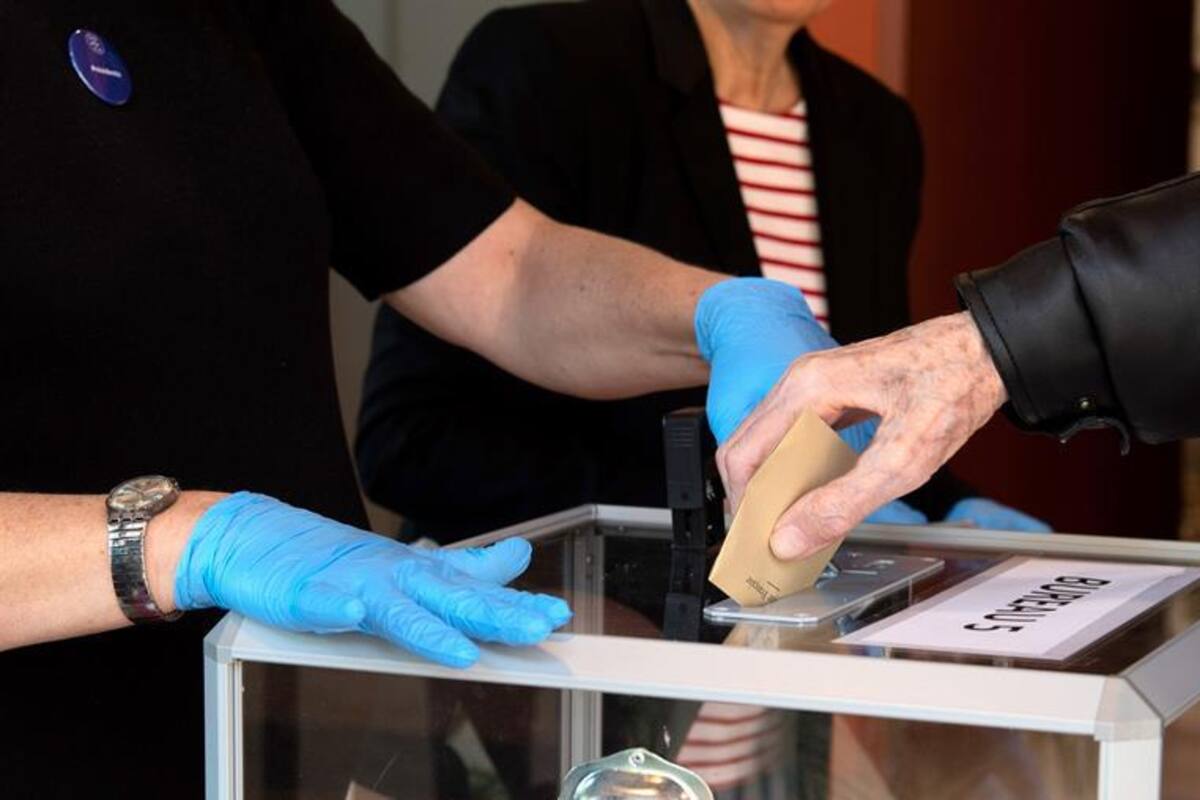 "¿Votar sí, tomar un café no?": Se quejan de medidas por coronavirus en Francia