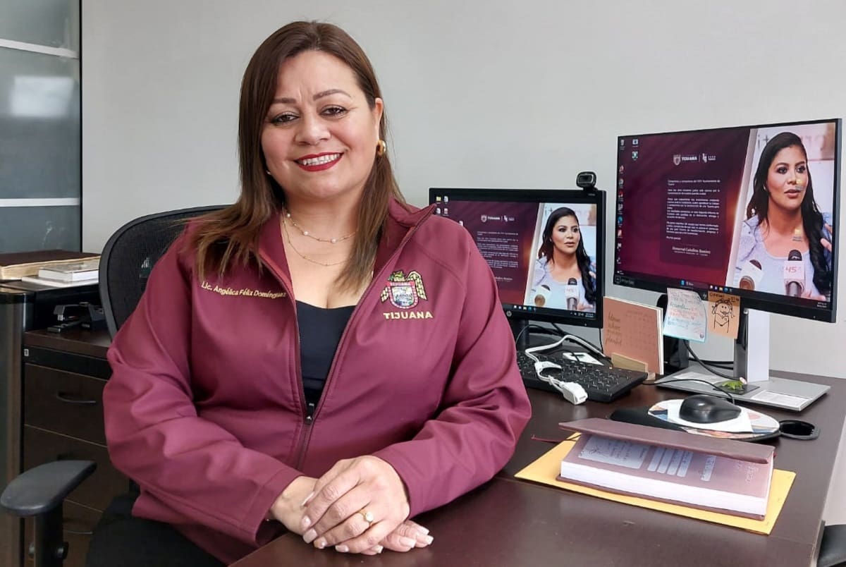 Angélica Félix Domínguez, Oficial 01 del Registro Civil.