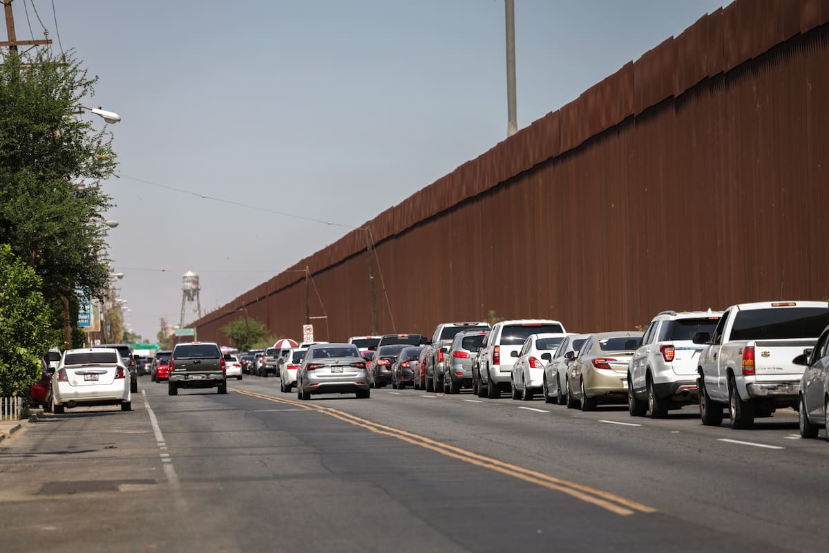 Largas filas para cruzar a Calexico este lunes por la mañana