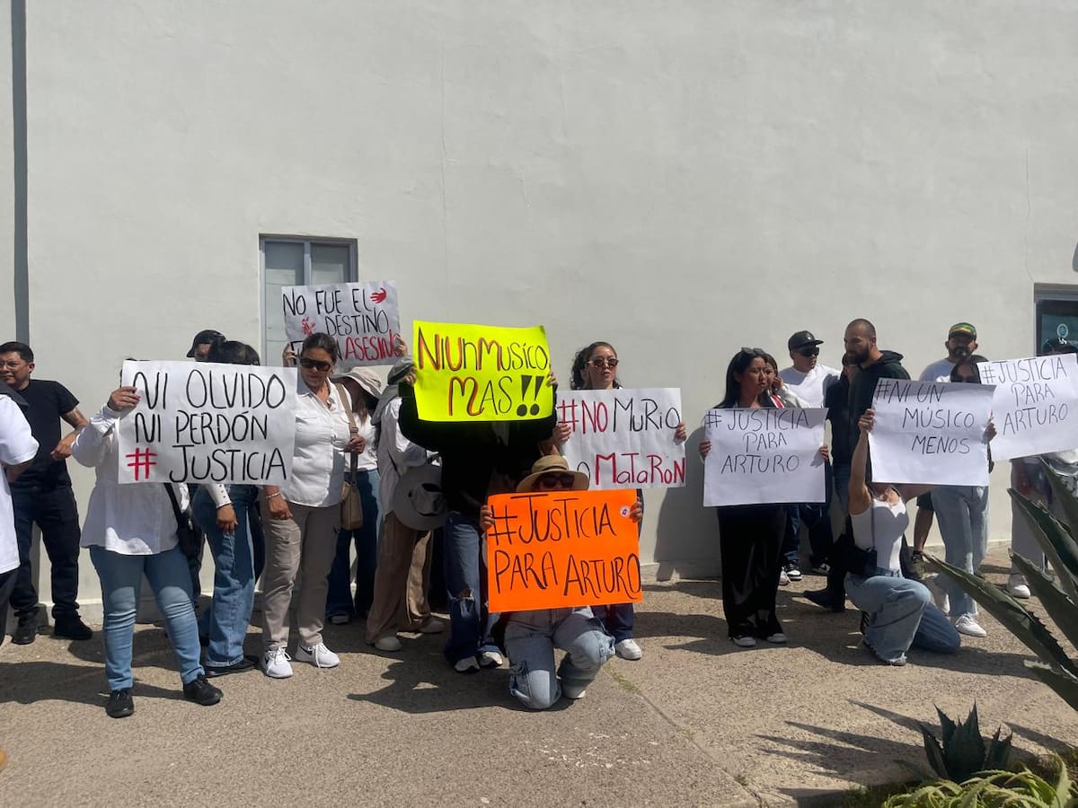 Durante la protesta, los asistentes reclamaron a la Fiscalía que haga pública la identidad del presunto responsable. Foto: Carmen Gutiérrez