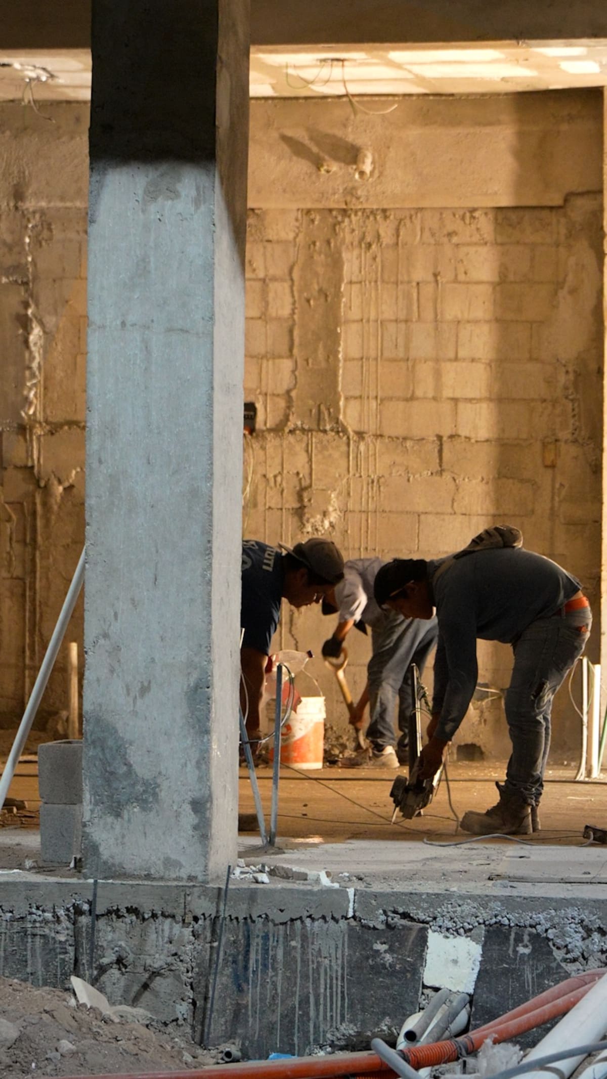 Las altas temperaturas en Mexicali han llevado a empresas constructoras a cambiar los turnos al horario nocturno para proteger a sus trabajadores del calor extremo.
Fotos: Valeria Alvarado.