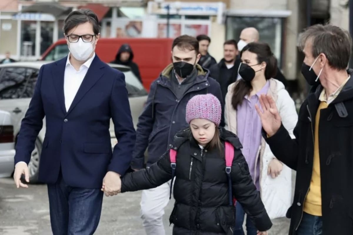 “A los días el presidente la escoltó de la mano, la presentó ante ellos y además le dio regalos”: Padres en Macedonia del Norte no querían a sus hijos cerca de una niña con síndrome de Down