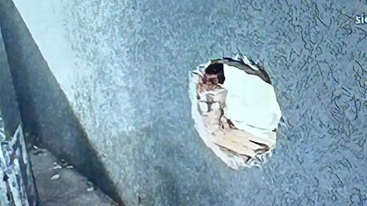 Foto del boquete realizado por los presos de la comisaría 9 de Buenos Aires./ Foto: La Nación.