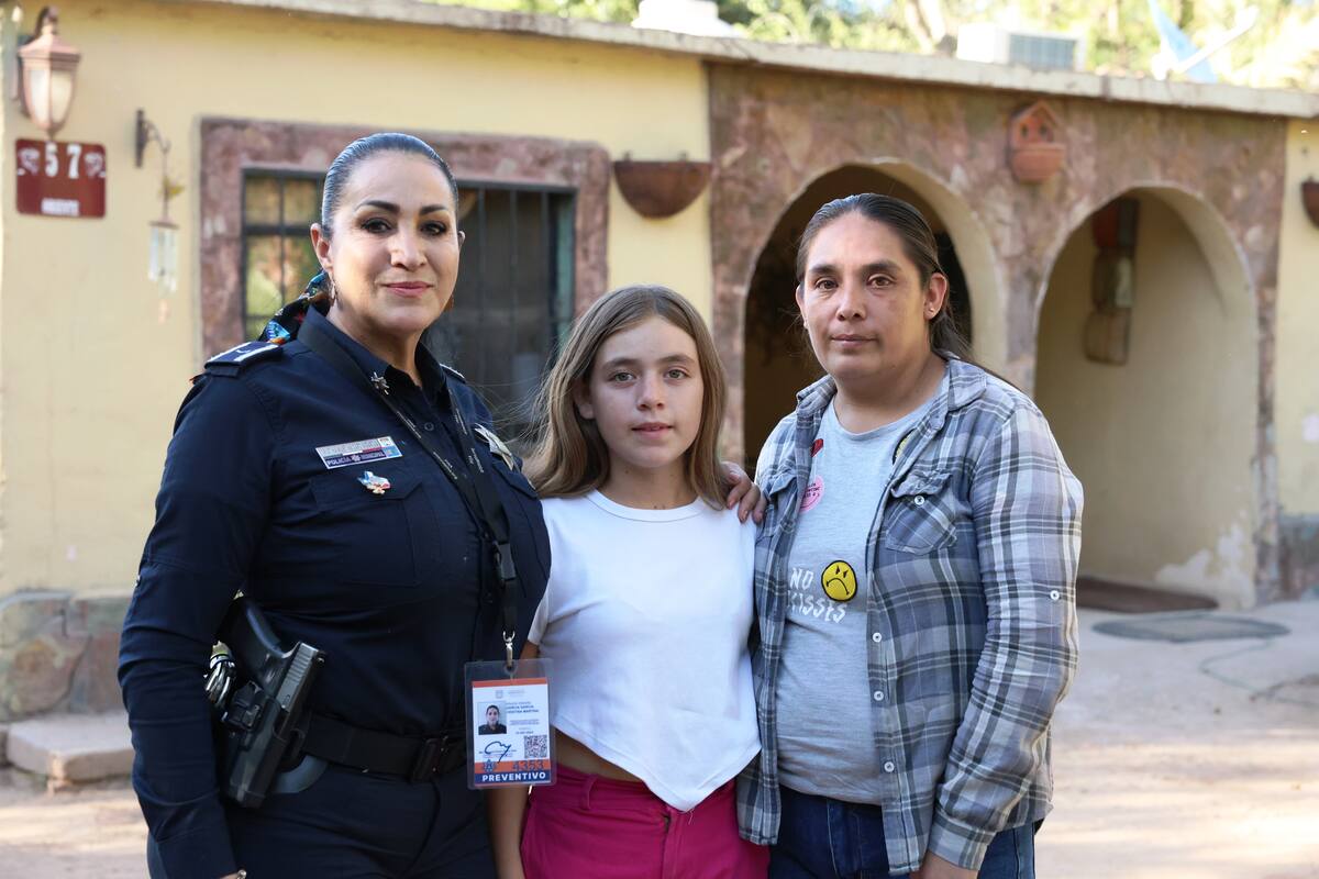 Mujer policía la ayudó a nacer y ahora se convierte en su madrina