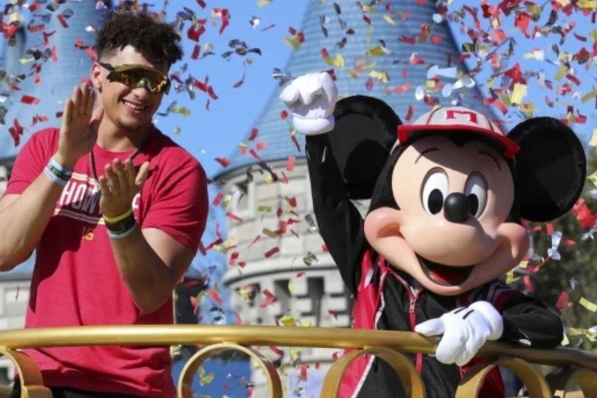 Mahomes disfruta en Disney victoria en Super Bowl con Chiefs
