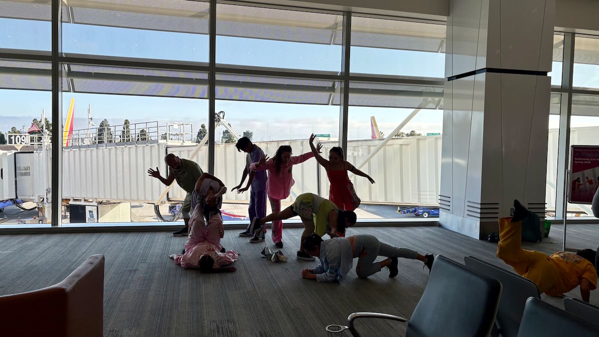 Adolescentes presentan bailes enfocados en “la migración” en Aeropuerto Internacional de San Diego