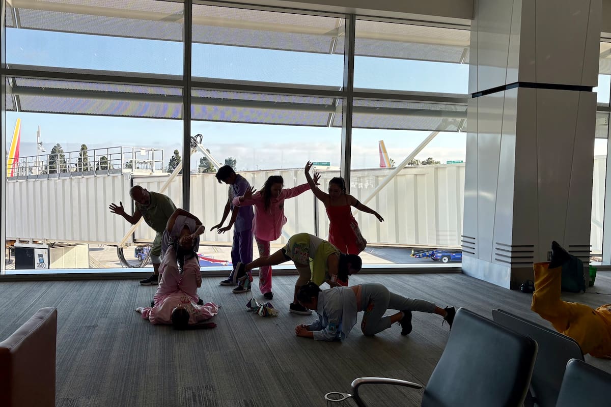 Adolescentes presentan bailes enfocados en “la migración” en Aeropuerto Internacional de San Diego