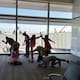Adolescentes presentan bailes enfocados en “la migración” en Aeropuerto Internacional de San Diego