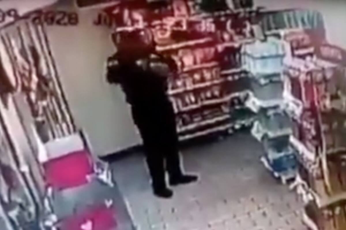 VIDEO: Policía es captado robando en un tiendita en la CDMX