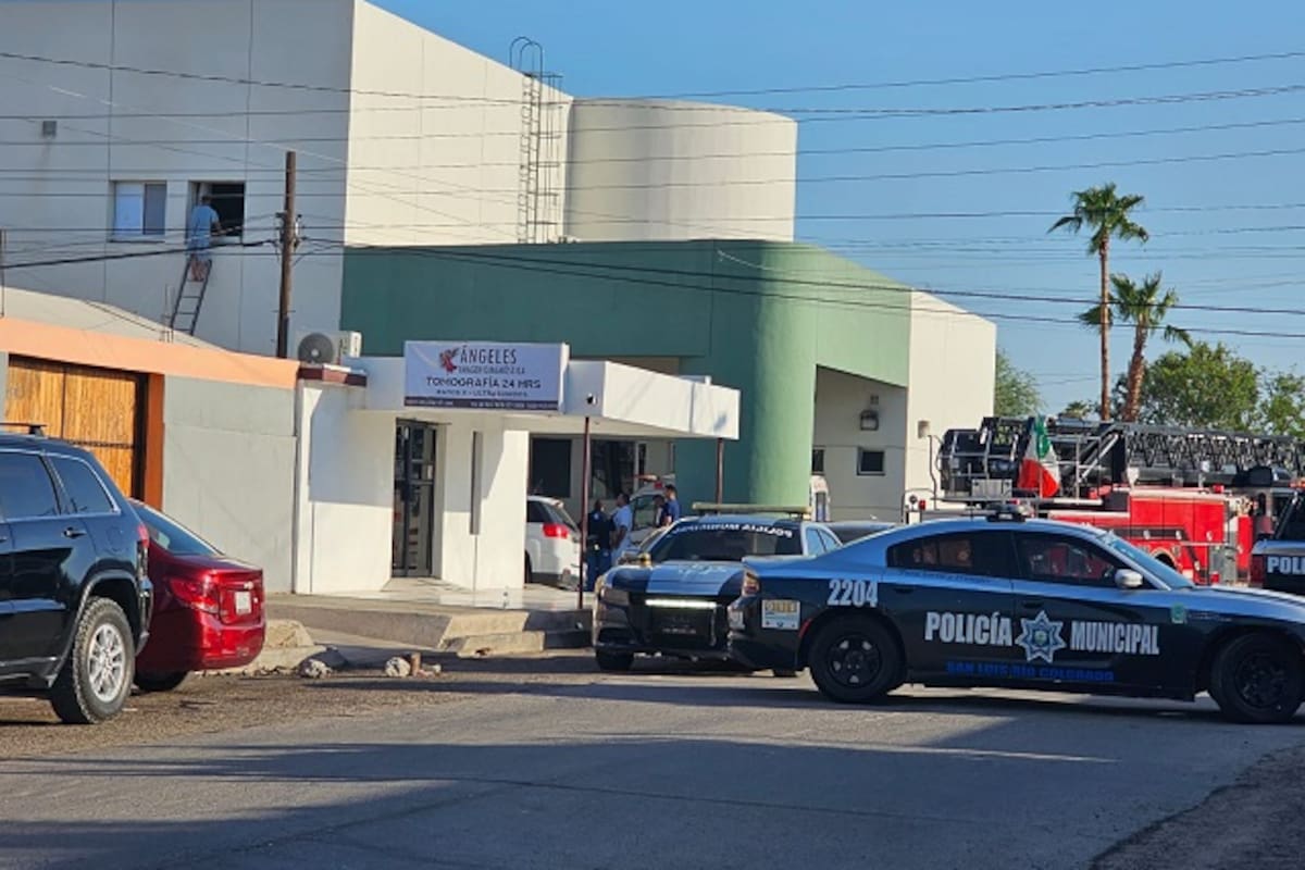 Hombre amenaza con lanzarse desde segundo piso de hospital