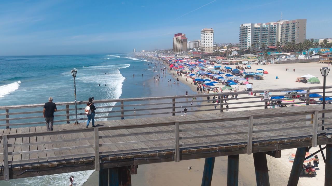 Las playas de Playas de Rosarito registraron alta afluencia de visitantes durante el periodo vacacional de Semana Santa, favorecida por las altas temperaturas. Foto: Border Zoom