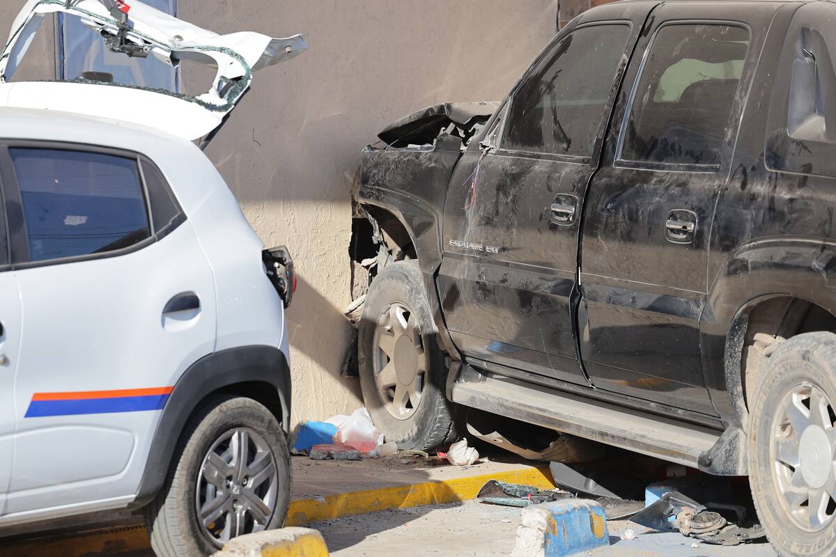 Dos personas resultaron lesionadas cuando el conductor de un vehículo pickup color negro, perdió el control y se introdujo al estacionamiento de un centro comercial.