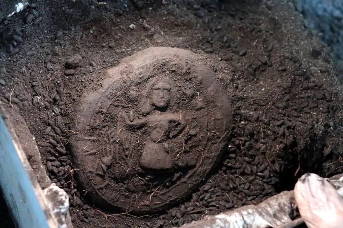 Fotografía de una hogaza de pan con 1,300 años de antigüedad que presenta una inusual representación de Cristo en su faceta de “agricultor”. | Crédito: Gobierno de Karaman