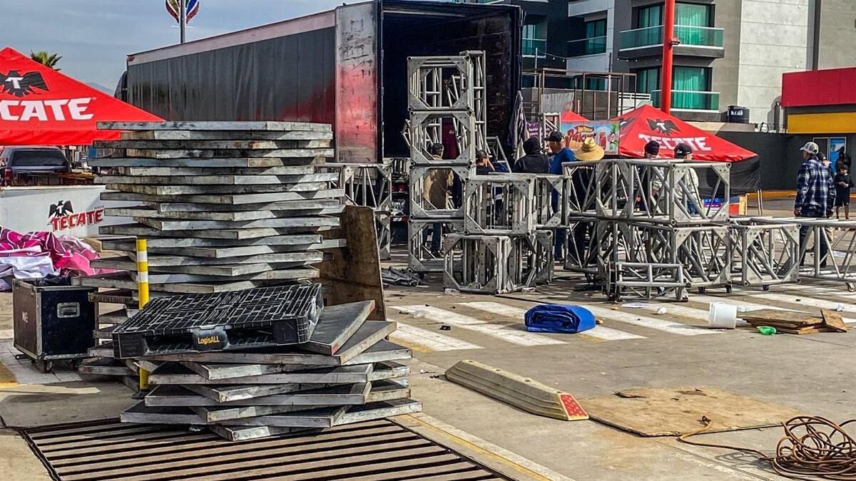 Un equipo de 80 trabajadores se encuentra retirando estructuras, escenarios, carpas y residuos en la zona de festejos.