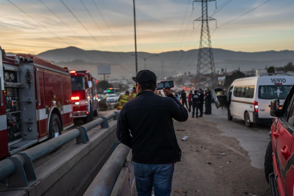 Choque múltiple con taxi de ruta dejó 18 lesionados y provocó tráfico lento en el bulevar 2000. Foto: Border Zoom