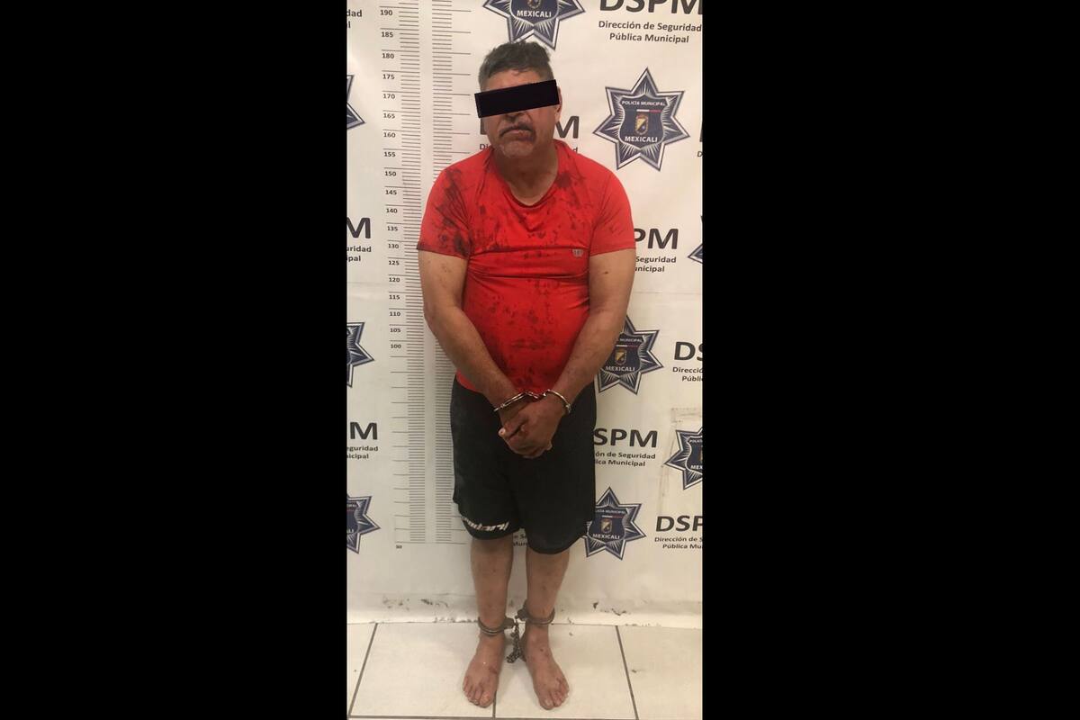 Hombre ataca a policías que intentaban arrestarlo