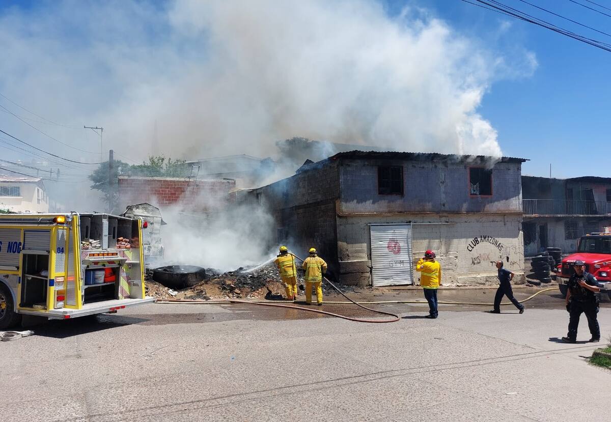 Diferente vista del incendio registrado hoy alrededor del mediodía en la colonia La Esperanza | FOTO Nogales/Marco Manríquez