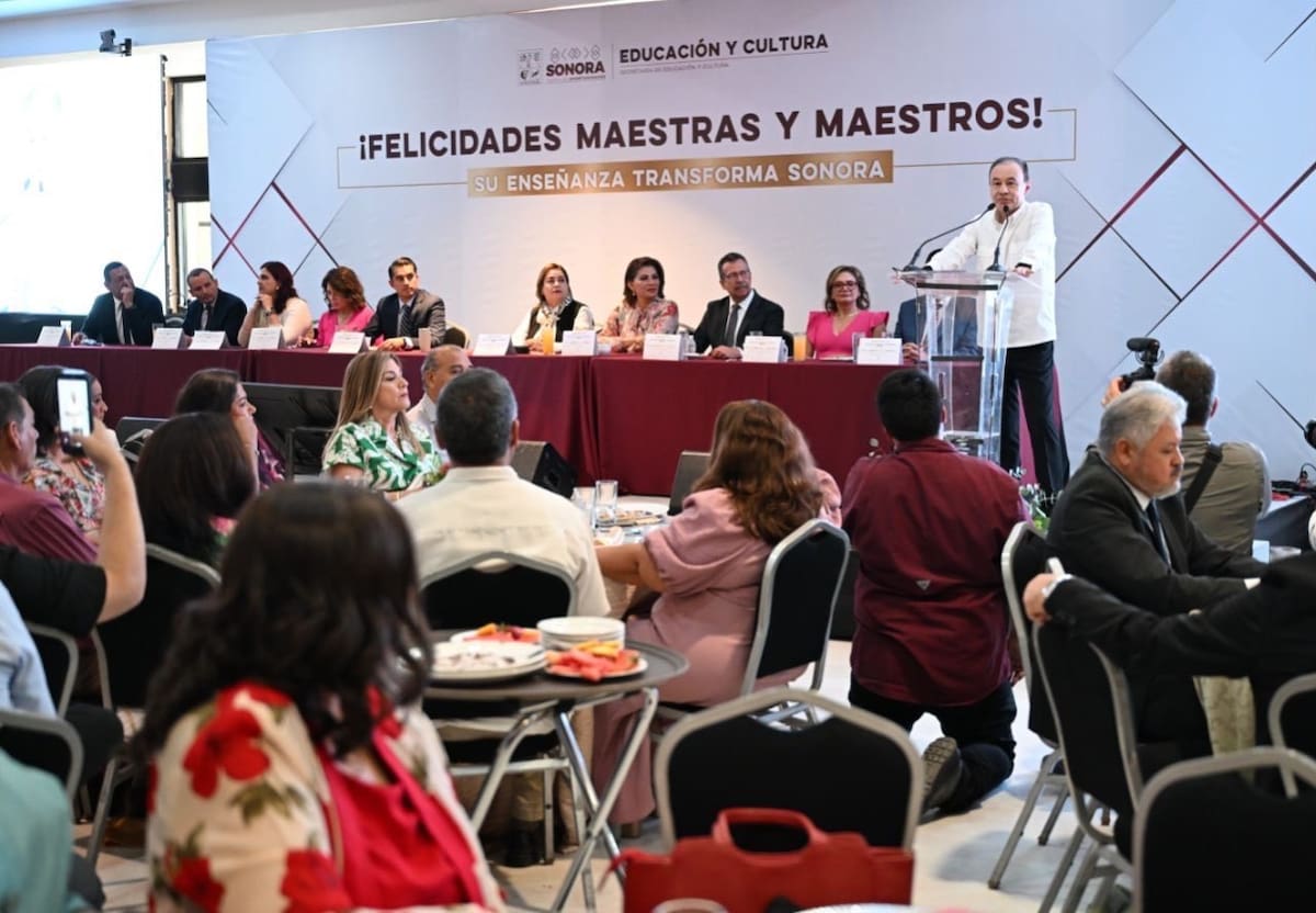 Alfonso Durazo encabezó la ceremonia del Día del Maestro en Sonora, donde reconoció la labor del magisterio como pilar de la transformación del Estado.
