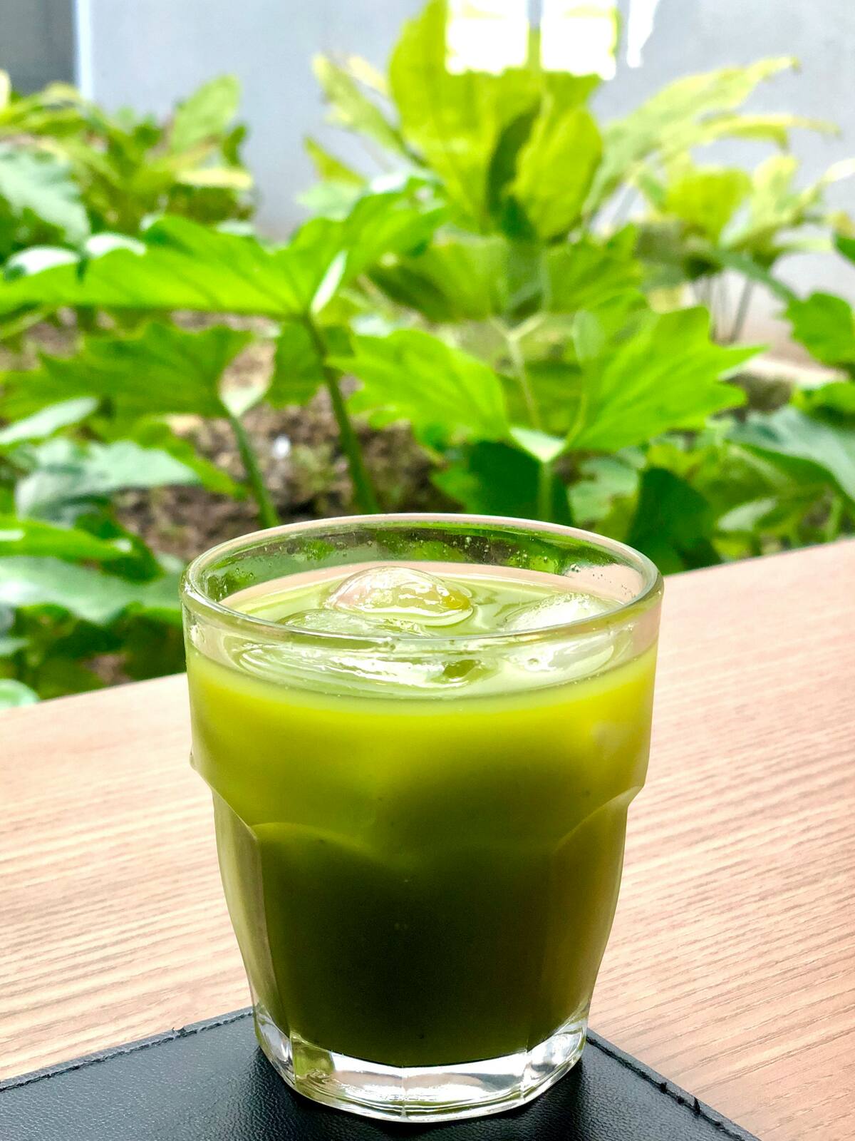Se puede estimular la producción de colágeno de forma natural con un jugo de espinaca, naranja y frutos rojos. FOTO: UNSPLASH