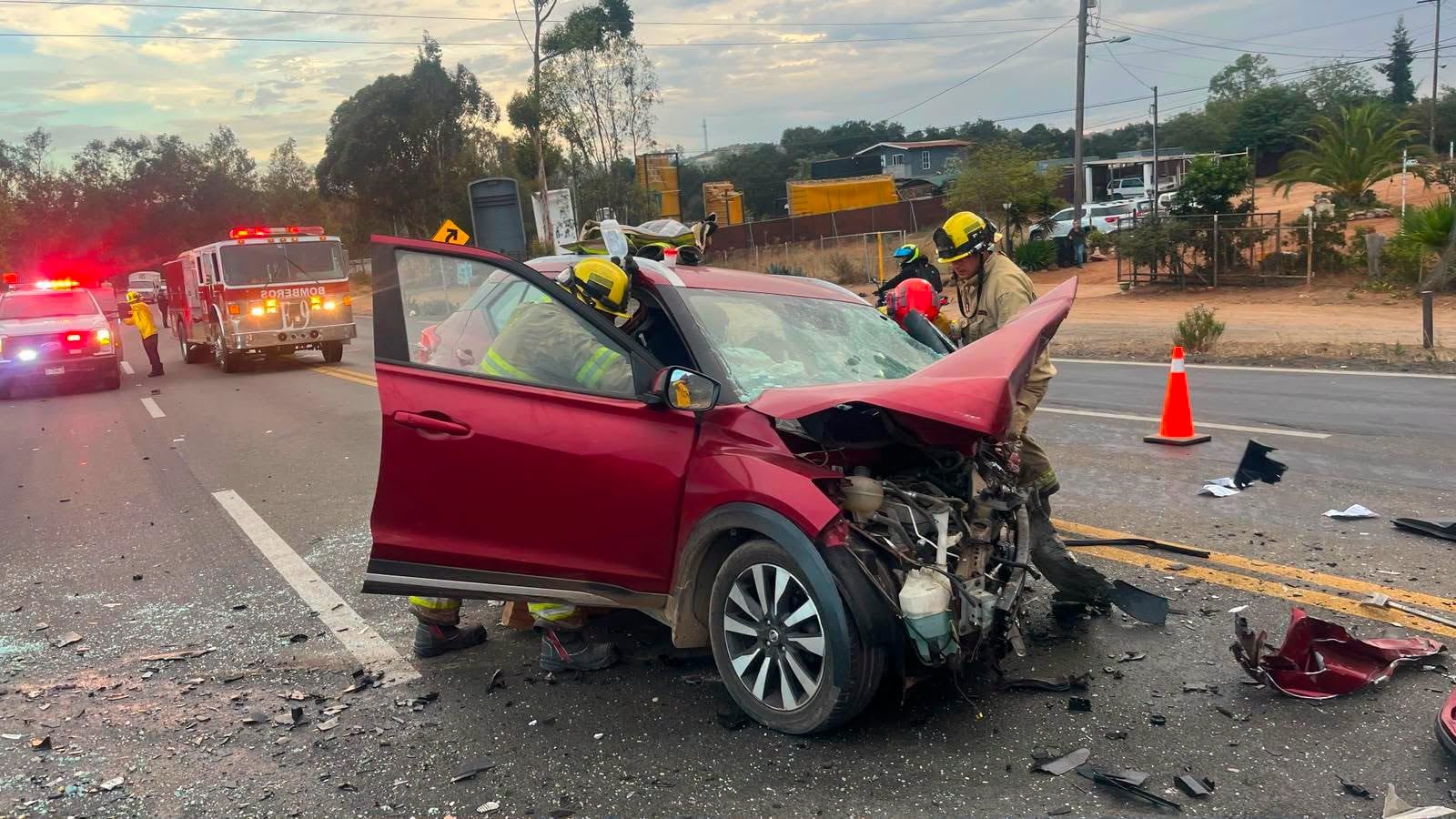 Equipos de rescate utilizaron equipo hidráulico para liberar a las víctimas del percance registrado en el kilómetro 95; autoridades mantienen la información en actualización. Foto: Cortesía.
