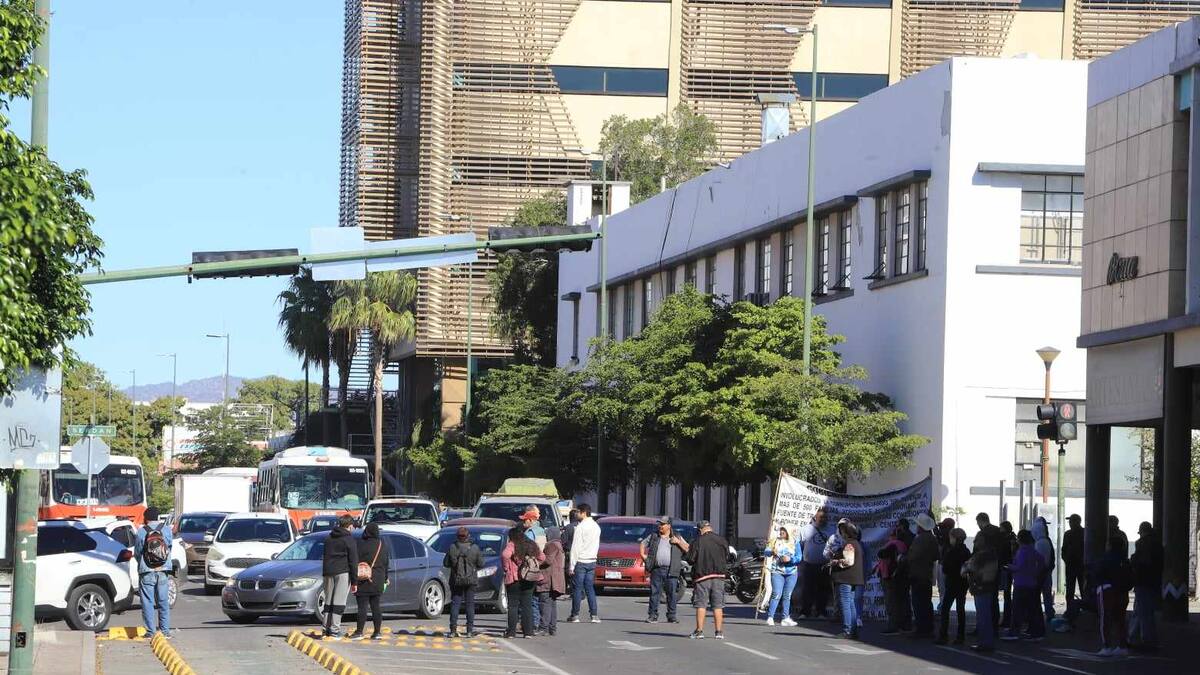 Concesionarios de transporte público bloquean tránsito en avenida Rosales en Hermosillo