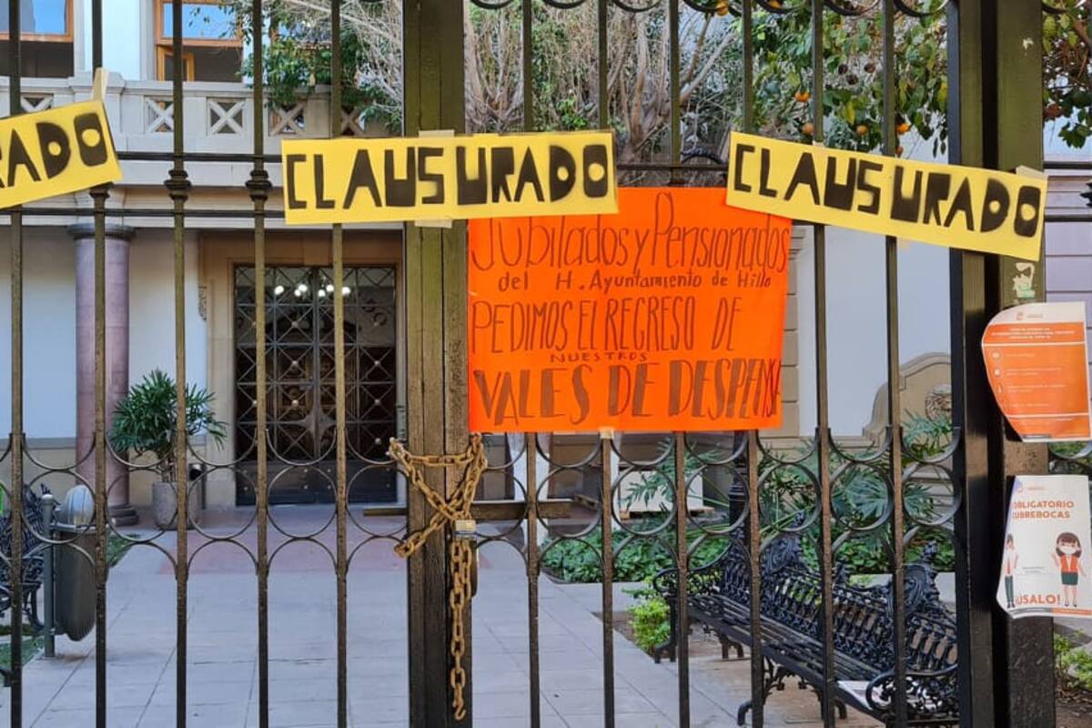 Exigen jubilados y pensionados del Ayuntamiento de Hermosillo el pago de vales de despensa