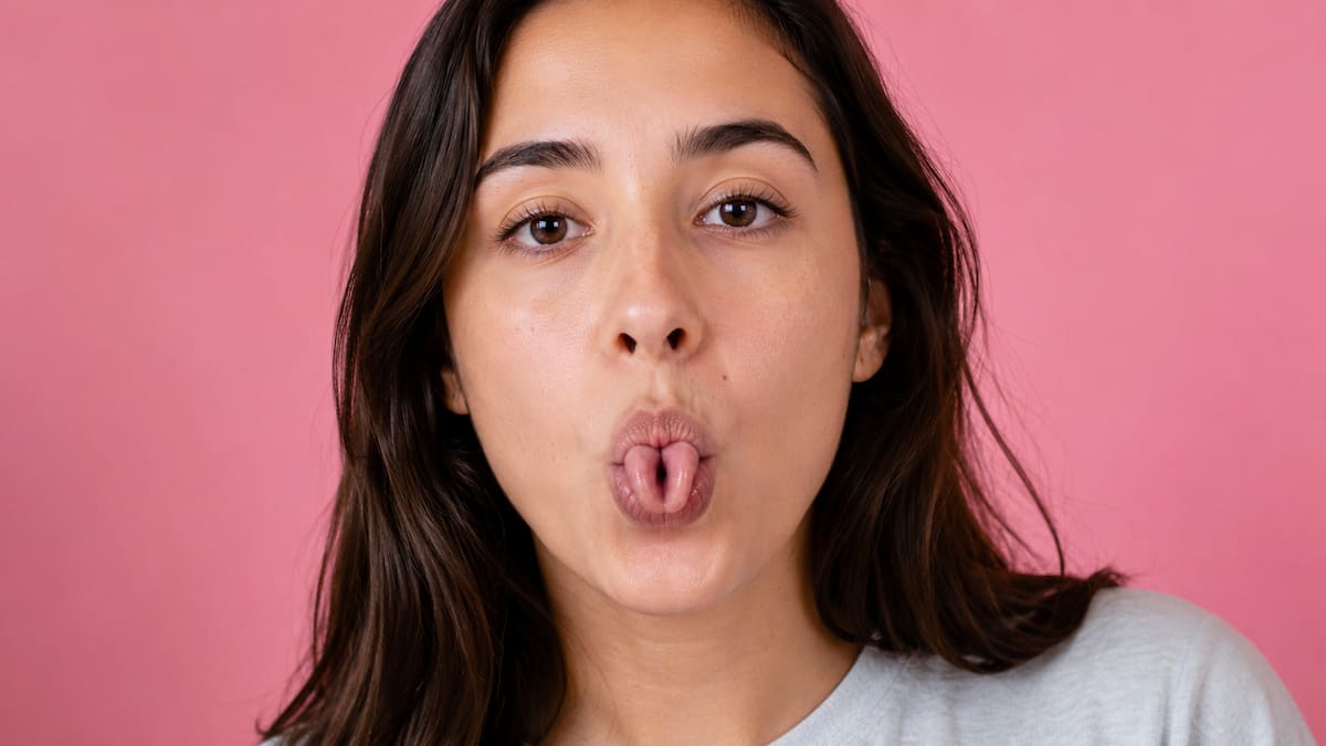 La capacidad de doblar la lengua en forma de “U” o “taquito” ha sido objeto de revisión por parte de especialistas en psicología y neuropsicología. | imagen generada con IA