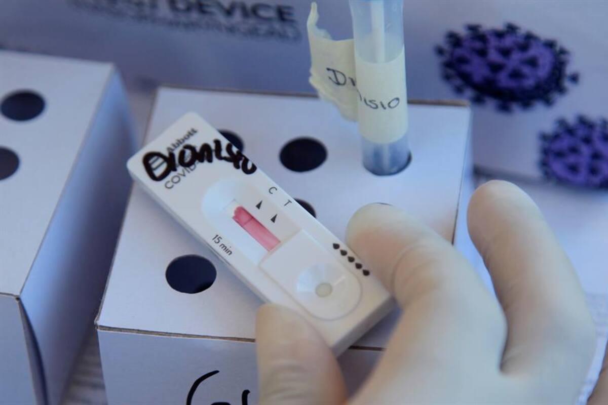 Vacuna contra el coronavirus: la inusual estrategia del país que está vacunando primero a los jóvenes y no a los ancianos contra la covid-19