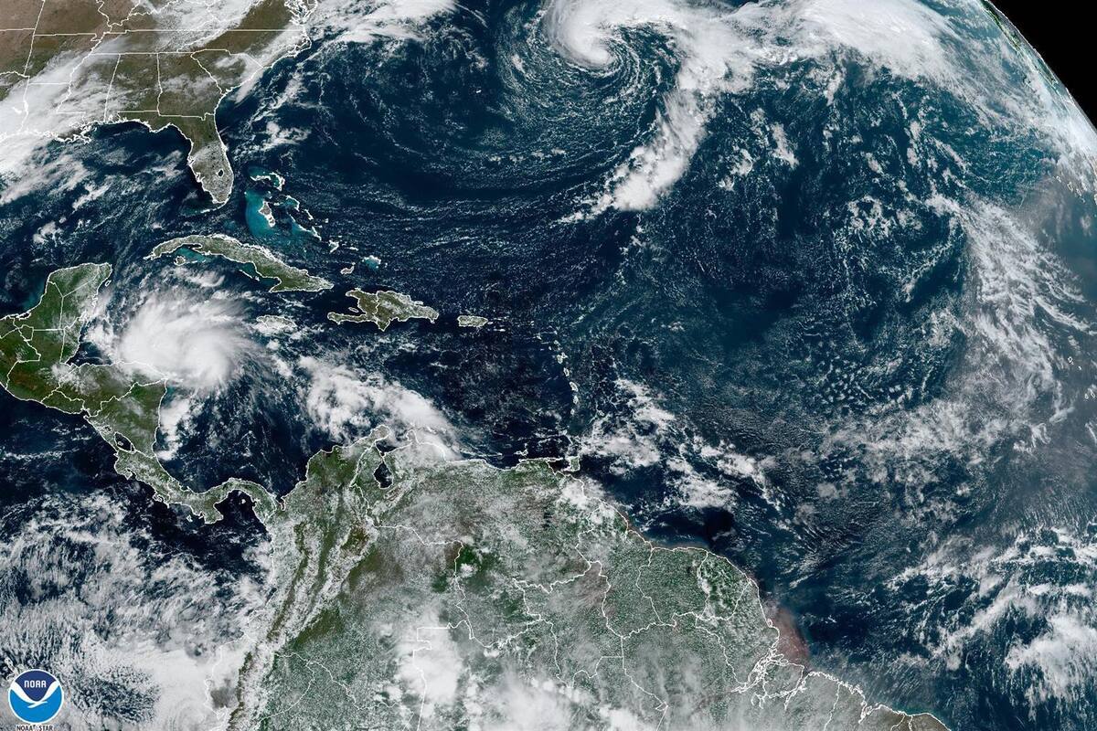 Huracán Lisa toca tierra cerca de Ciudad de Belice; se dirige a Guatemala y México