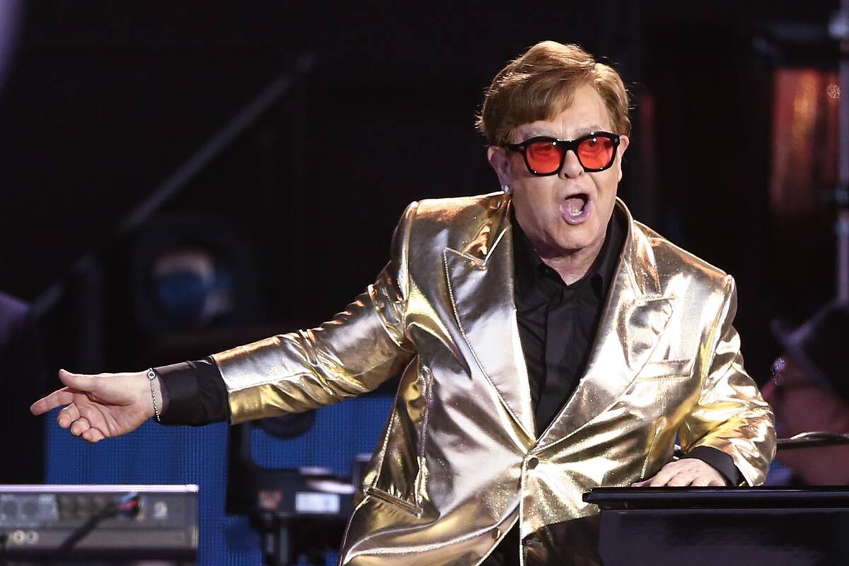 Subastarán objetos preciados de Elton John por 10 millones de dólares