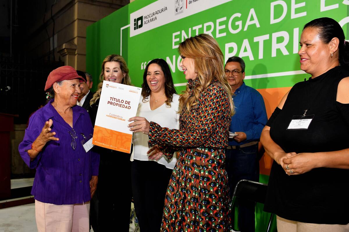 Gobernadora otorga seguridad y certeza jurídica de sus viviendas