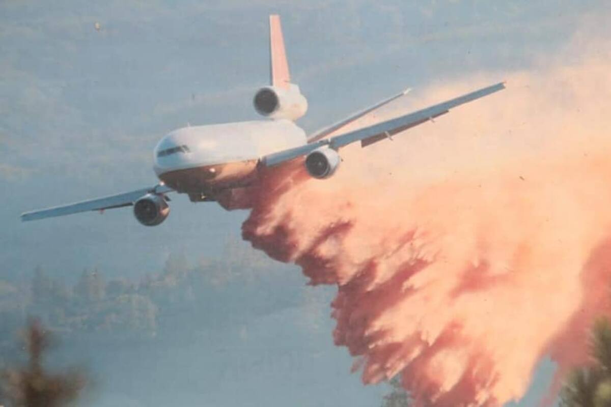 Aeronave DC-10 proveniente de EU llega a Coahuila para combatir incendio forestal en la Sierra de Arteaga