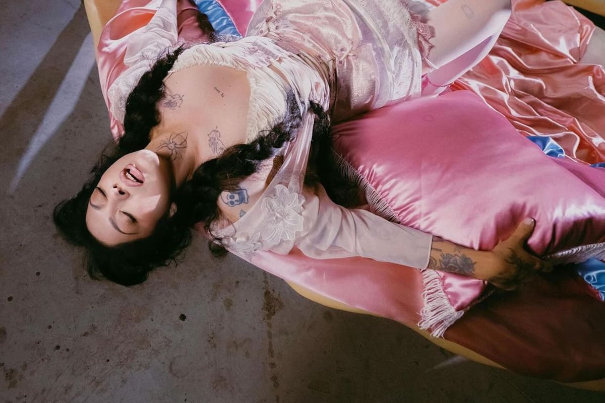 Mon Laferte en controversia por videoclip en donde 'disfruta' del sexo oral
