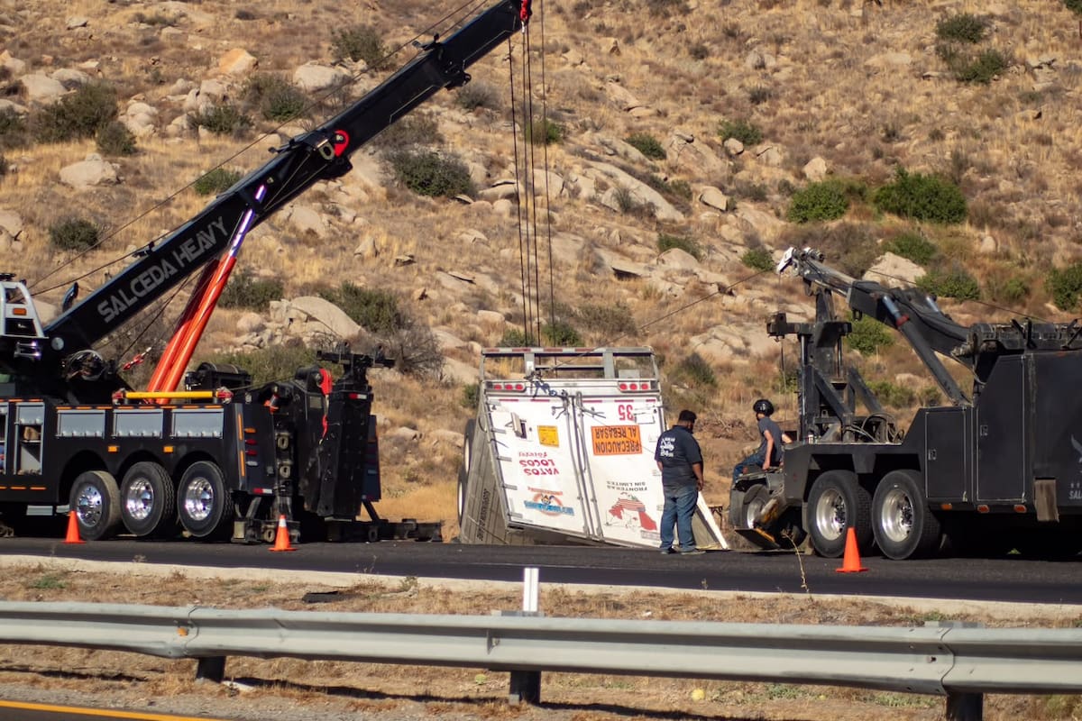 Muere operador de tráiler tras accidente en la carretera Tecate-Mexicali