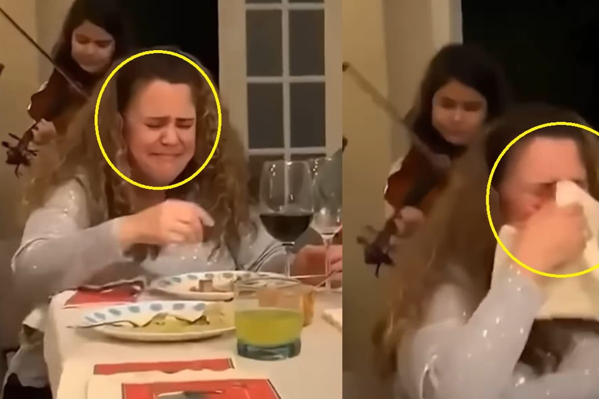 Niña principiante de violín intenta amenizar la cena; madre se cubre de risa ante la desafinación