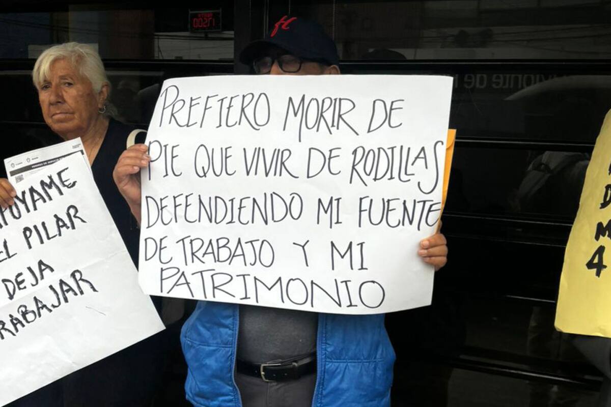 Frenan a taxis Rojo y Negro del bulevar Agua Caliente