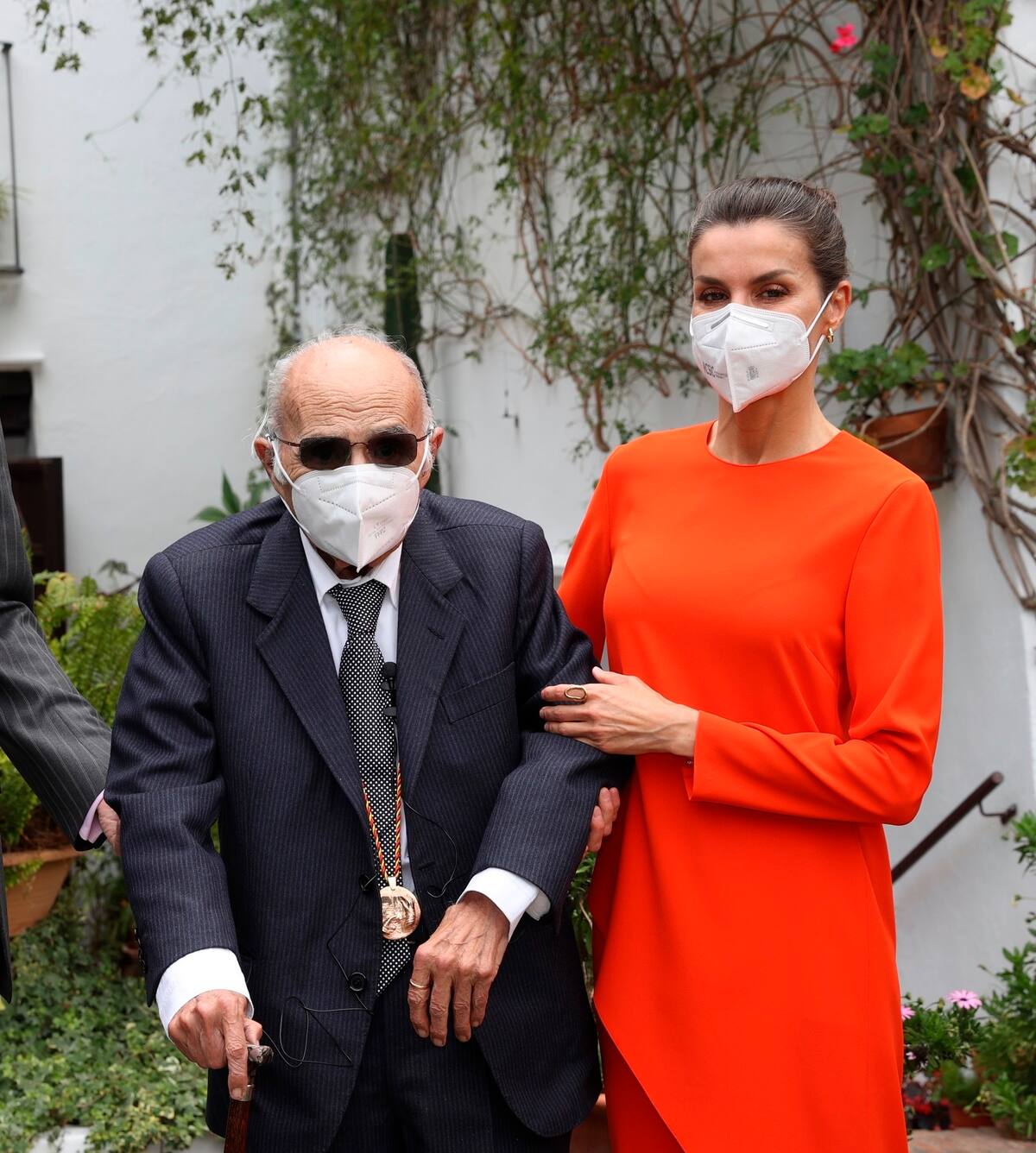 OLIVA (VALENCIA), 12/05/2021.- La reina Letizia (d) junto al poeta Francisco Brines (i), de 89 años, en la residencia del poeta donde los reyes le han hecho entrega del Premio Cervantes 2020 después de que este año, debido a la pandemia y al delicado estado de salud del premiado, no se celebrara la tradicional entrega el 23 de abril en el Paraninfo de la Universidad de Alcalá de Henares. EFE/ Casa Real/Francisco Gómez SOLO USO EDITORIAL/SOLO DISPONIBLE PARA ILUSTRAR LA NOTICIA QUE ACOMPAÑA (CRÉDITO OBLIGATORIO)