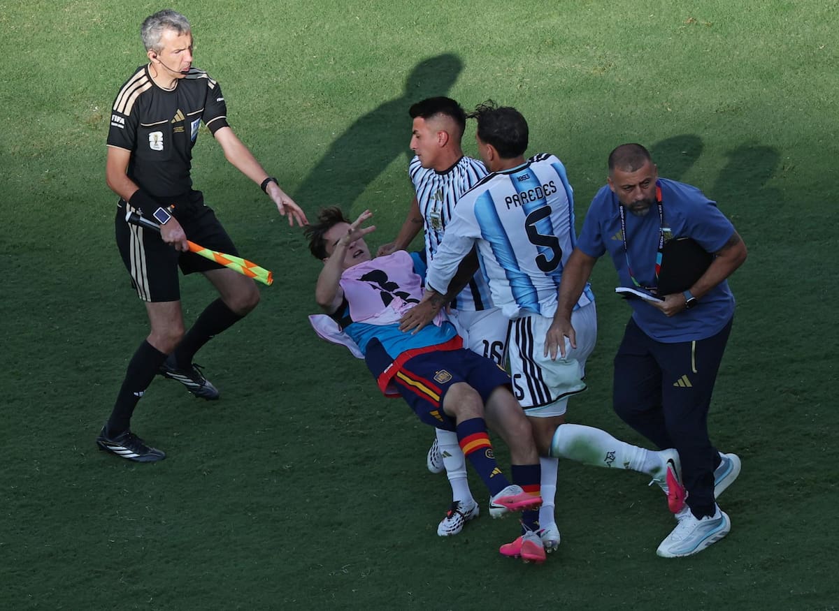 Jugadores argentinos y españoles se enfrascaron en una bronca tras culminar el juego de la final del Mundial 2026. (Foto: EFE/EPA/SARAH YENESEL)