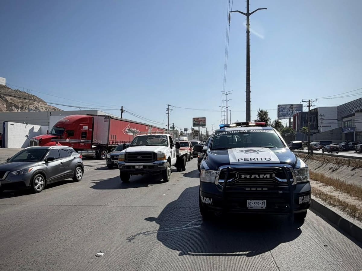 El accidente ocurrió tras un cambio de carril; el vehículo afectado cayó a la canalización y quedó volcado. Foto: Border Zoom