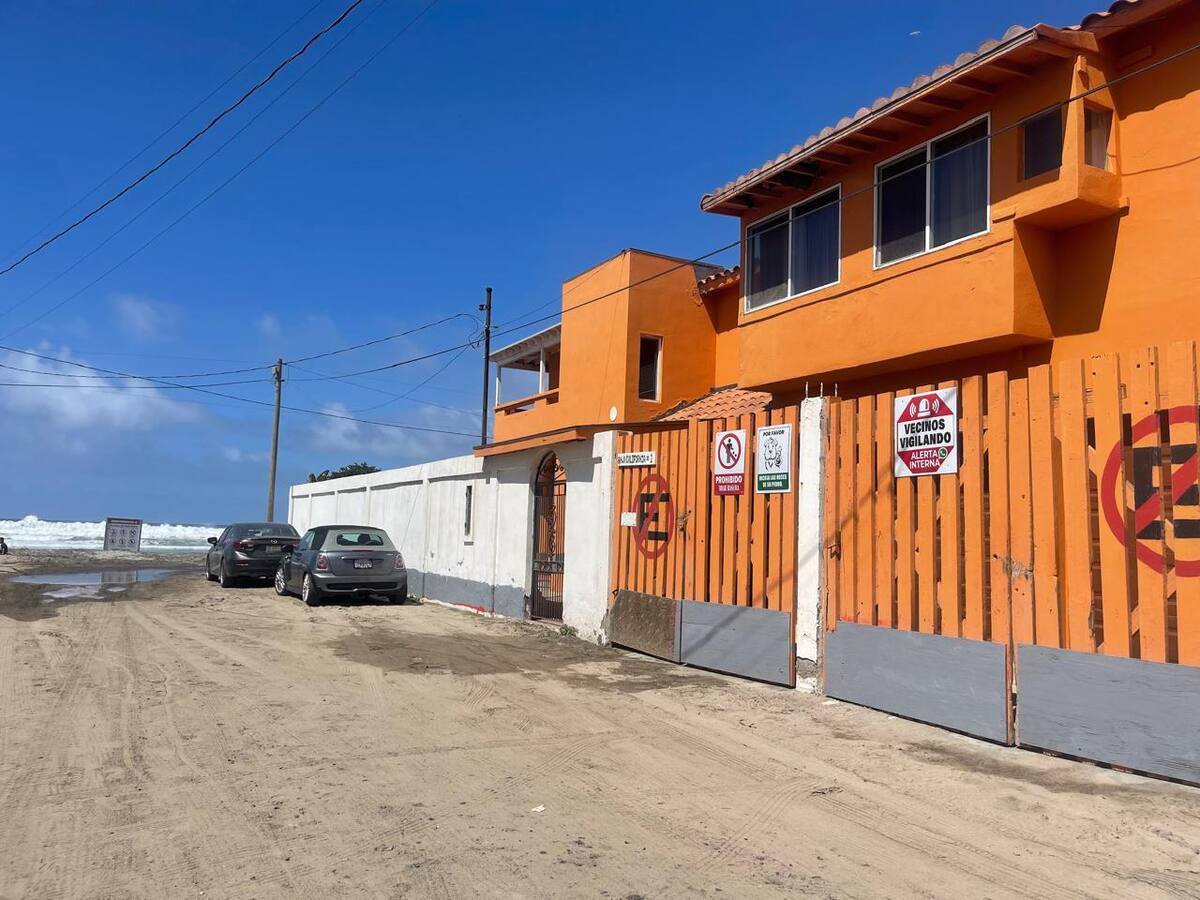 Mientras se promueve que la entrada permanezca limpia y no se obstruya el tránsito vehicular, al mismo tiempo se permite privatizar las calles aledañas.