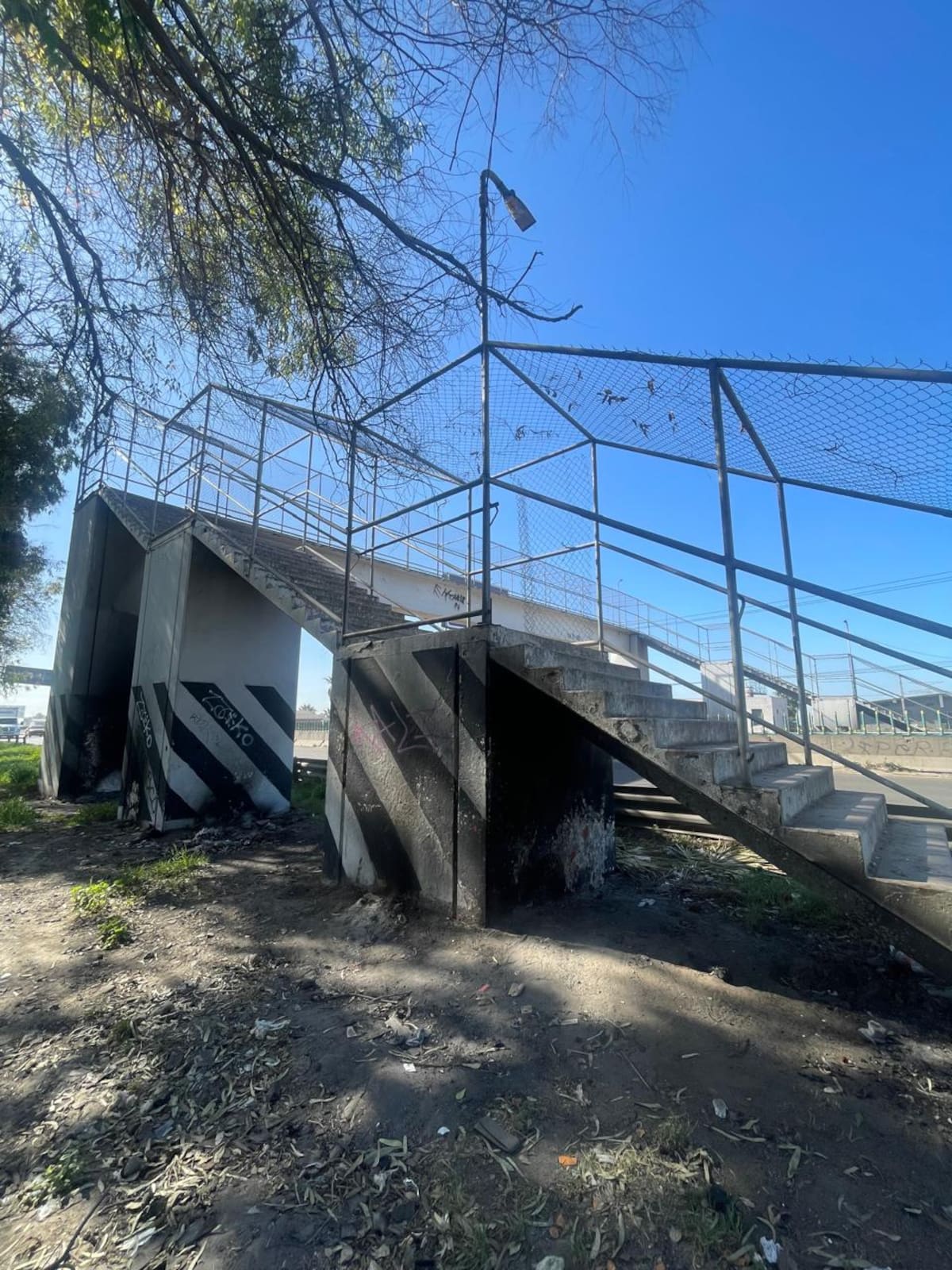 El puente peatonal que conecta a las colonias Constitución y Echeverrí es víctima del vandalismo. Foto: Carmen Gutierrez