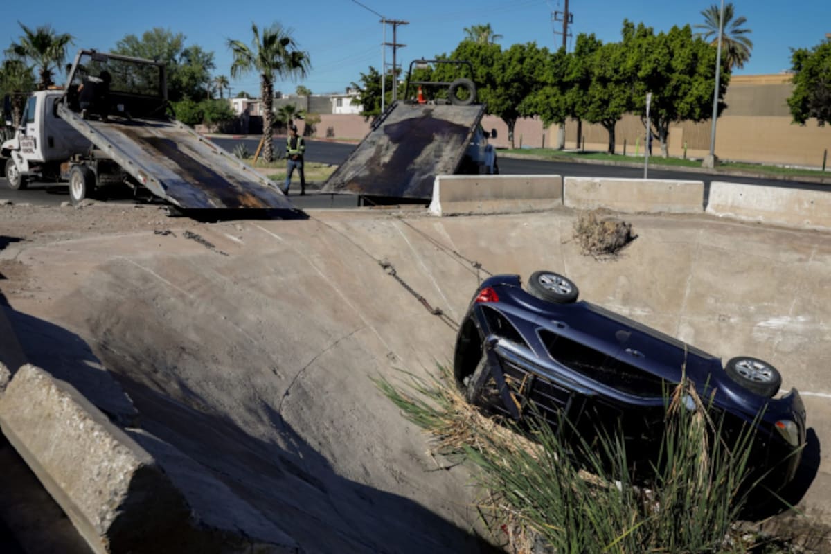 Mujer cae con su vehículo a un canal en Mexicali tras perder el control de la unidad