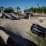 Mujer cae con su vehículo a un canal en Mexicali tras perder el control de la unidad