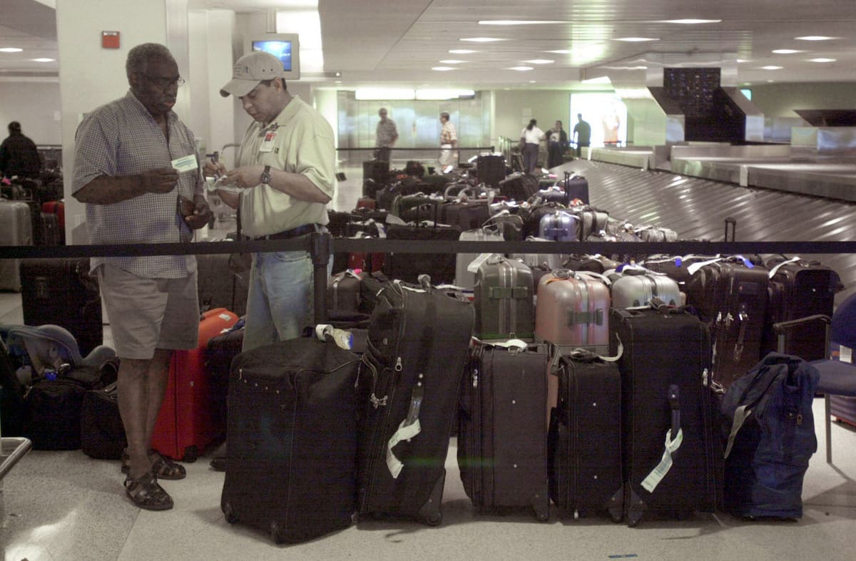 Foto de archivo de pasajeros en el aeropuerto de Newark, a la espera de recoger sus equipajes. EFE/EPA/Patti Sapone