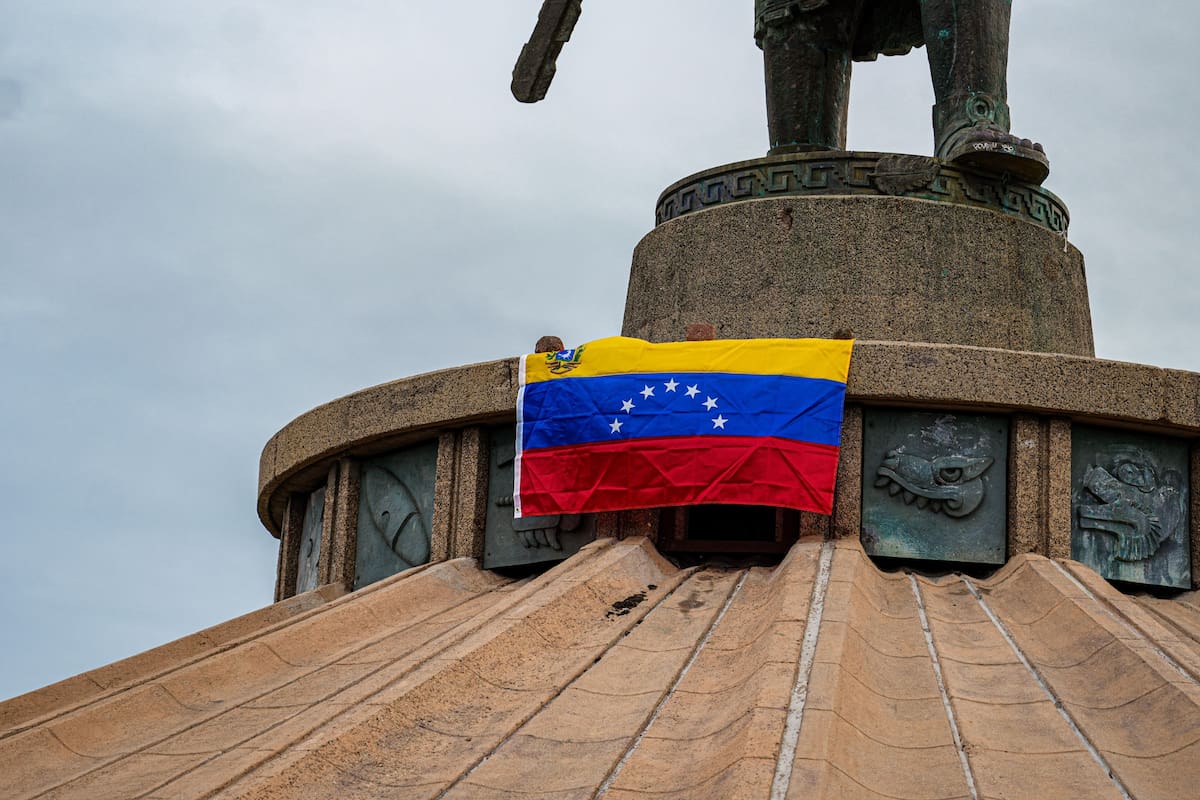 Desde las 14:30 horas, algunos venezolanos se reunieron en la glorieta Cuauhtémoc con pancartas y banderas. Foto: Leonardo Gonzales