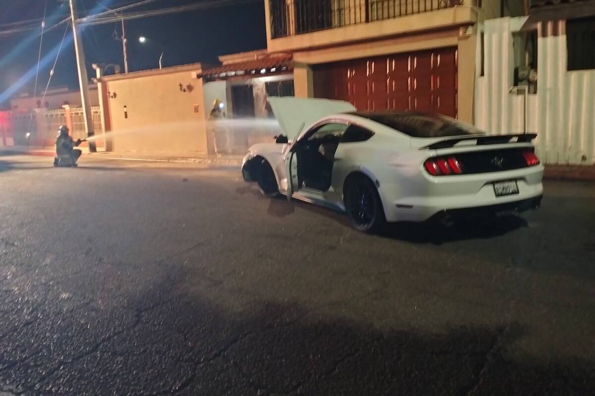 Choca contra casa, provoca fuga de gas y huye